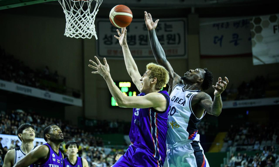 Ra Gun-a, right, attempts a block against Thailand during a qualifier to the 2025 FIBA Asia Cup at Wonju Gymnasium in Wonju, Gangwon on Sunday. [YONHAP]