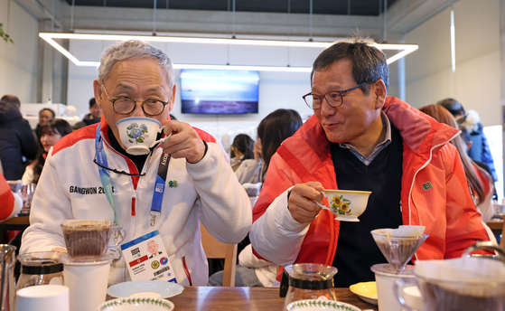Culture Minister Yu In-chon, left, tries a cup of coffee he brewed himself on Jan. 26 at the city’s Bohemian Park I-choo Coffee Factory. [MINISTRY OF CULTURE, SPORTS AND TOURISM] 
