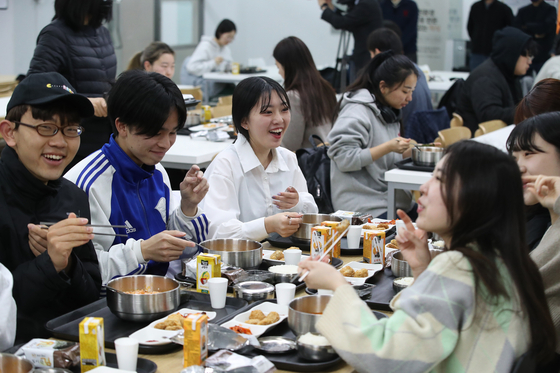 Kyung Hee University students eat the 1,000 won ($0.75) breakfast offered at its university cafeteria in March last year [NEWS1]