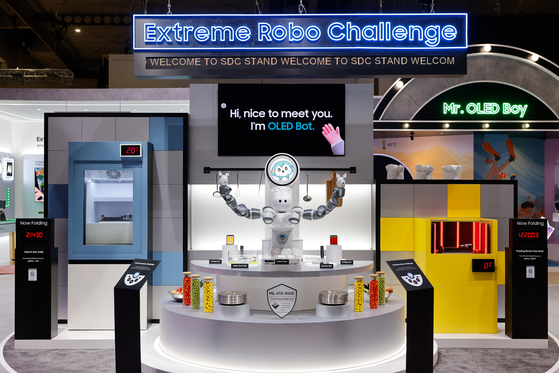 Un robot prueba la durabilidad de los paneles en el stand de Samsung Display durante el MWC 2024 [SAMSUNG DISPLAY]