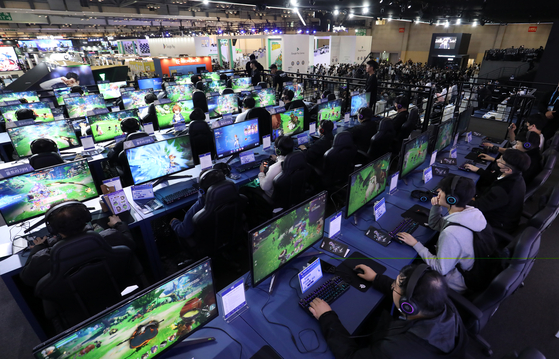 Visitors try out new games rolled out at G-Star 2023, the biggest annual game festival in Korea, held at Busan's Bexco convention center last November. [NEWS1]