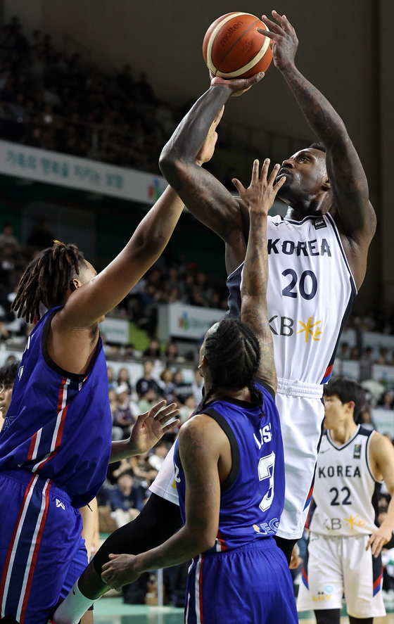 Korea's Ra Gun-a shoots under the basket in front of the opponent's defense in a match against Thailand in a group stage qualifier to the 2025 FIBA Asia Cup at Wonju Gymnasium in Wonju, Gangwon on Sunday. [NEWS1]