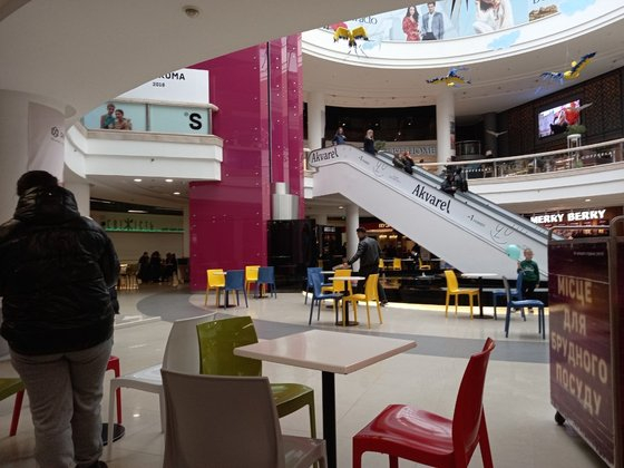 A shopping mall in downtown Kyiv is nearly empty on Feb. 12. The same shopping mall used to be filled with shoppers and tourists, but after the war many stores inside the mall have closed. [LIM GIL-HO]