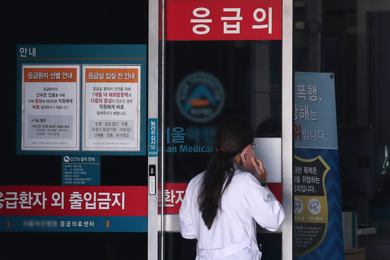 A medical professional walks into an emergency room at Asan Medical Center in southern Seoul on Monday. [NEWS1]