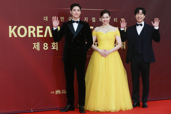 Park Bo-gum, Na Ha-na, and Ahn Jee-hwan, from far left, pose for a photo shoot at the Korea Musical Awards held in January at Kyung Hee University located in Dongdaemun District, central Seoul. They star in the musical “Let Me Fly.” [YONHAP] 