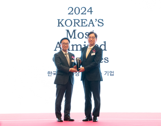 S-Oil's Senior Vice President Seo Jung-kyu, right, and Korea Management Association Consultants (KMAC) CEO Han Soo-hee pose for a photo on Tuesday after the oil refiner was named the most respected company in Korea. [S-OIL]