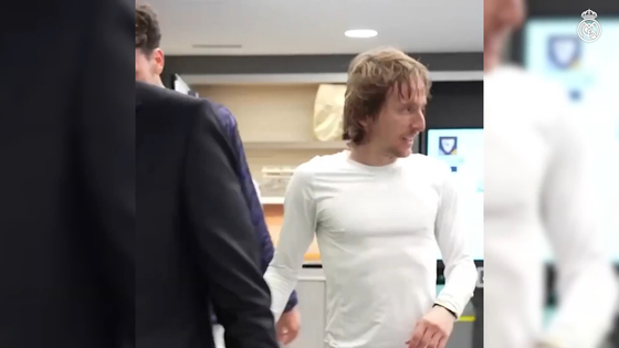 Real Madrid players welcome Luka Modric in their dressing room after his winning goal against Sevilla. [ONE FOOTBALL] 