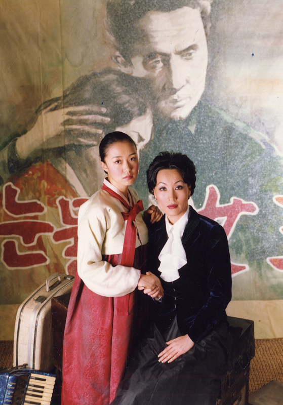 Jeon Do-yeon, left, poses for a photo with Lee Hye-young when they perform for the musical play “The Queen of Opera Tears” in 1998. [JOONGANG PHOTO] 