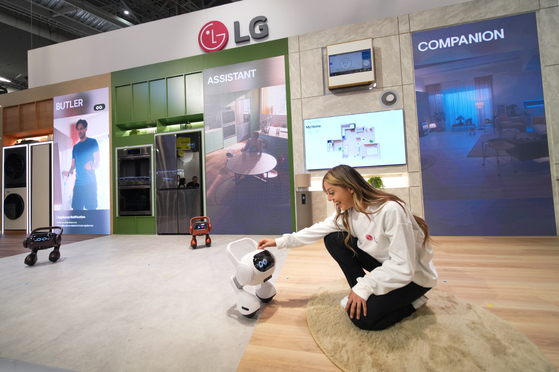 LG Electronics’ two-wheeled Smart Home AI Agent, which helps with chores around the home, interacts with a woman. The company said Tuesday that it will showcase innovative solutions and devices that will change the paradigm of users’ daily lives at the Kitchen & Bath Industry Show (KBIS) held in Las Vegas until Thursday. [LG ELECTRONICS]