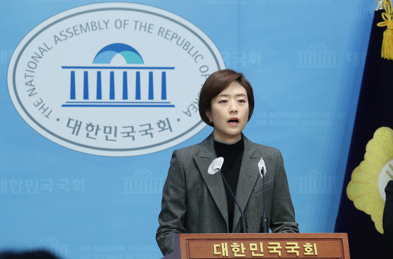 Rep. Ko Min-jung, a former presidential spokesperson in the Moon Jae-in administration, holds a press conference announcing she will step down as a Democratic Party (DP) supreme council member at the National Assembly in western Seoul Tuesday. [NEWS1]