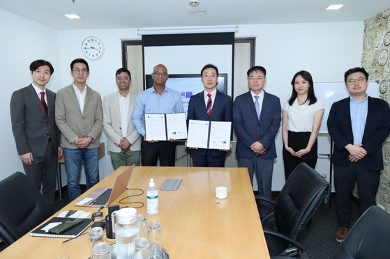 Representatives from the Korea Venture Business Association and Pan-IT Alumni Foundation, the alumni association of the Indian Institute of Technology, pose for a photo after signing a memorandum of understanding to offer more employment opportunities for the university's students during the job fair. [MINISTRY OF SMES AND STARTUPS]