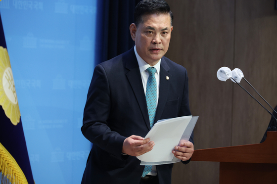 Democratic Party Rep. Park Young-soon announces that he will defect from the party in a press conference at the National Assembly in western Seoul Tuesday, saying he plans to join the New Future Party led by former Prime Minister Lee Nak-yon. [YONHAP]