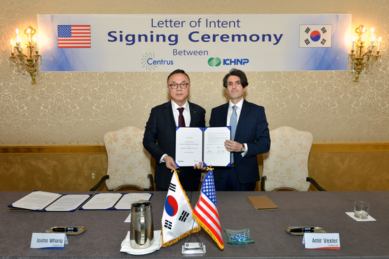 Korea Hydro & Nuclear Power (KHNP) CEO Whang Joo-ho, left, and Centrus Energy CEO Amir Vexler pose for a photo during a letter of intent signing ceremony held in Washington on Monday. [KHNP]