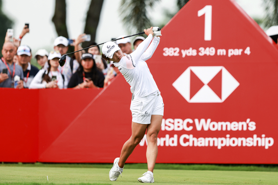 Ko Jin-young tees off on the first hole of the HSBC Women's World Championship at Sentosa Golf Club in Singapore on March 5, 2023. [AP/YONHAP]