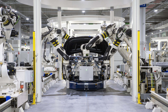 Robots carry and assemble cars at the Hyundai Motor Group Global Innovation Center in Singapore. [HYUNDAI MOTOR GROUP] 