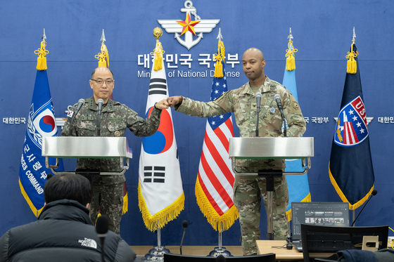 South Korean Joint Chiefs of Staff spokesperson Col. Lee Sung-jun, left, and United States Forces Korea spokesperson Col. Isaac Taylor pose during their joint press briefing on Wednesday at the Defense Ministry in Yongsan District, central Seoul, where they announced details regarding the allies' upcoming Freedom Shield exercise. [JOINT CHIEFS OF STAFF]