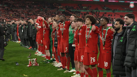 Liverpool sing the club's anthem after their Carabao Cup victory over Chelsesa. [ONE FOOTBALL] 