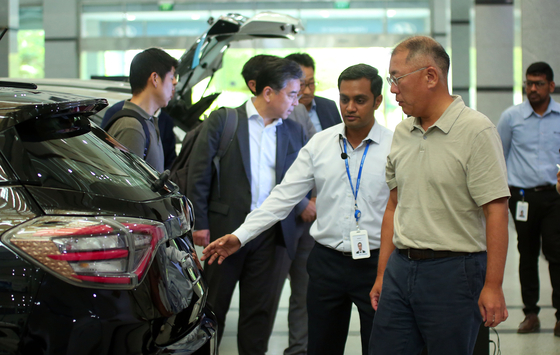Hyundai Motor Group Executive Chair Euisun Chung inspects the group’s research development institute in India last August during his business trip to devise a mid- and long-term mobility strategy in the country. [HYUNDAI MOTOR GROUP]   