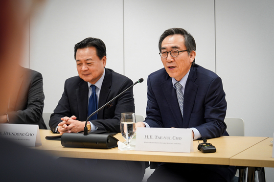 Foreign Minister Cho Tae-yul speaks during a meeting with researchers at the think tank Carnegie Endowment for International Peace in Washington on Tuesday. [MINISTRY OF FOREIGN AFFAIRS]