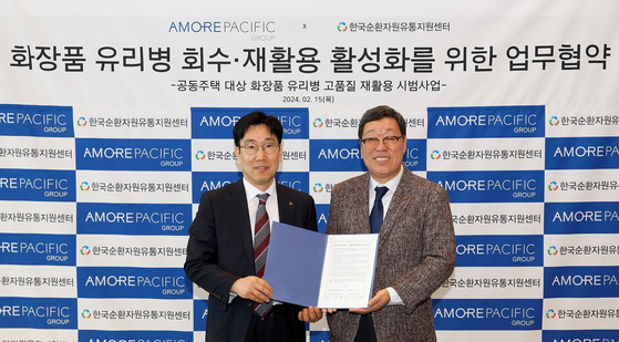 Lee Sang-mok, the president of Amorepacific Group, left, and Lee Myung-hwan, the board president of the Korea Resource Circulation Service Agency [AMOREPACIFIC]