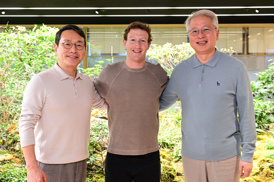From left: LG Electronics CEO William Cho, Meta CEO and founder Mark Zuckerberg and LG Corp. chief operating officer Kwon Bong-seok pose for a photo after a meeting held in western Seoul on Wednesday. [LG ELECTRONICS] 