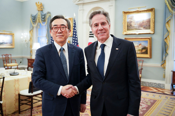 South Korean Foreign Minister Cho Tae-yul, left, shakes hands with United States Secretary of State Antony Blinken at the State Department in Washington on Wednesday. [MINISTRY OF FOREIGN AFFAIRS]