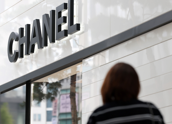 Luxury brand Chanel suddenly closed its boutique in the Galleria Department Store in Gangnam, southern Seoul, on Wednesday. [YONHAP]