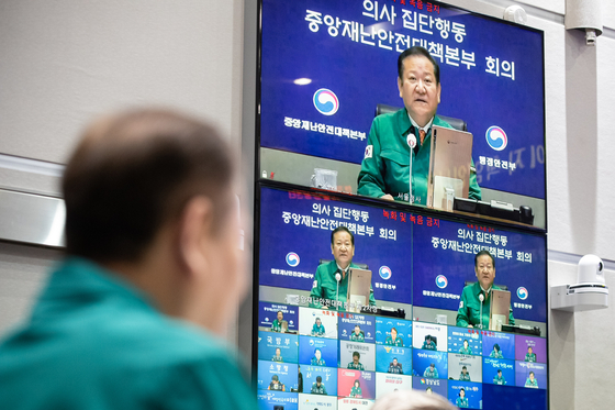 Interior Minister Lee Sang-min speaks at a meeting held at the Central Disaster and Safety Countermeasure Headquarters on Thursday. [NEWS1]