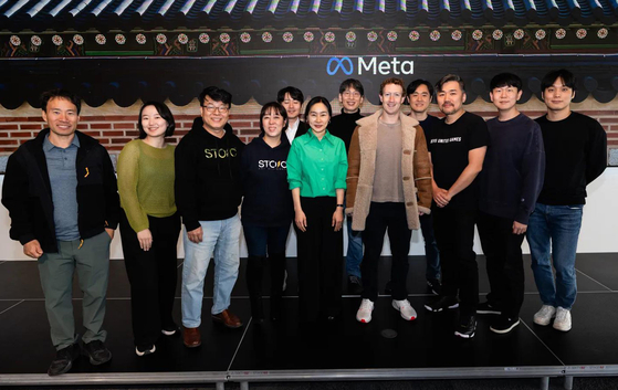 Meta Platforms CEO Mark Zuckerberg, fifth from front row right, poses for a photo with Korean representatives of artificial intelligence (AI) and extended reality (XR) startups after a developers  ’  roundtable held at the Meta Korea office in Gangnam District, southern Seoul, on Thursday. [YONHAP]