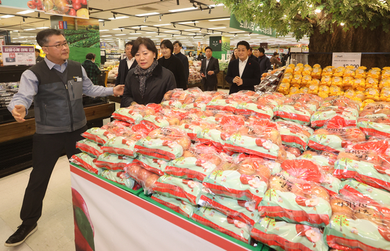 Agriculture Minister Song Mi-ryung, second from left, inspects apples displayed at an Emart branch in Yongsan District, central Seoul, on Thursday, amid soaring fruit prices driven by the previous year's extreme weather conditions.