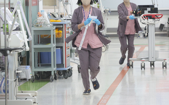Medical staffs run in an emergency room at a hospital in Daegu on Thursday. With the mass walkout of junior doctors, general hospitals nationwide have been suffering from understaffing. [YONHAP]