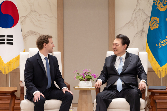President Yoon Suk Yeol, right, chats with Mark Zuckerberg, the chief executive of Meta, at the Yongsan presidential office in central Seoul on Thursday. [PRESIDENTIAL OFFICE]