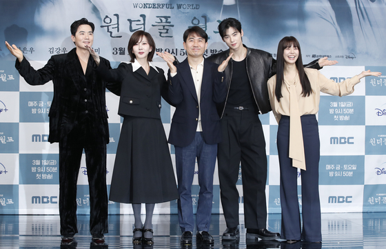Director Lee Seung-young, middle, poses for a photo with the cast of ″Wonderful World" at a press conference held at MBC on Thursday ahead of the series' premiere on Friday. [NEWS1]