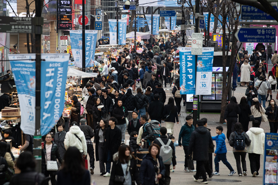 A crowd of people on the streets of Myeong-dong in central Seoul on Feb.18. [NEWS1]