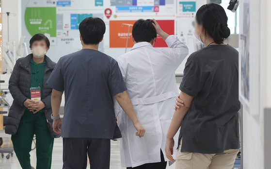 Doctors and a nurse at an emergency room at a general hospital in Daegu on Tuesday. [YONHAP]