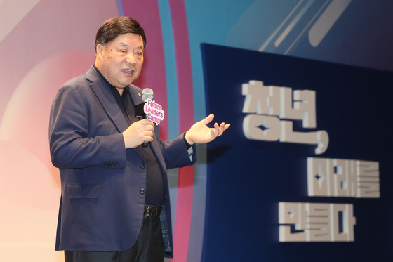 Celltrion founder and chairman, Seo Jung-jin, speaks during the Future Leaders' Camp event hosted by the Federation of Korean Industries in Gangneung, Gangwon. [FKI]