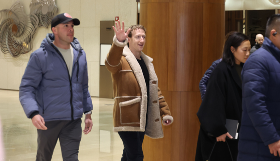 Meta founder Mark Zuckerberg waves to the local press at the Seoul Gimpo Business Aviation Center in Gangseo District, western Seoul, on Tuesday. [JOINT PRESS CORPS]