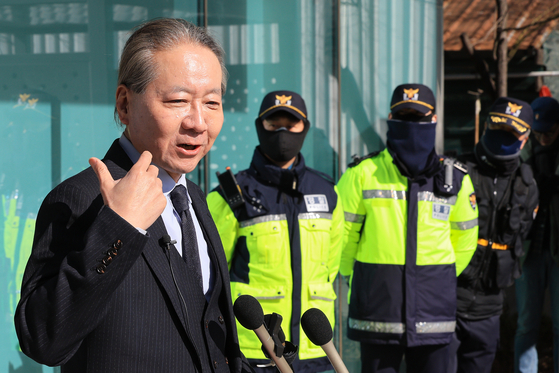 Joo Soo-ho, chief of public relations on the emergency committee of the Korean Medical Association, delivers a speech in front of the organization's main office in Yongsan District, central Seoul, on Friday after police raided the building. [YONHAP]