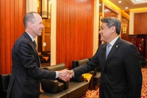 Chinese Ambassador to North Korea Wang Yajun, right, shakes hands with Sweden's Ambassador-designate to Pyongyang Andreas Bengtsson in Pyongyang on Feb. 29. [YONHAP]