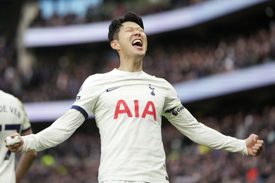 Tottenham's Son Heung-min celebrates scoring his side's third goal during a Premier League match against Crystal Palace at Tottenham Hotspur Stadium in London on Saturday.  [AP/YONHAP]