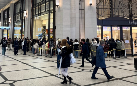 Visitors line up as they await the opening of Matin Kim's pop-up store at Hankyu Department Store's Osaka branch. The seven-day event was hosted from Feb. 21 to 27. [HUGO HAUS]