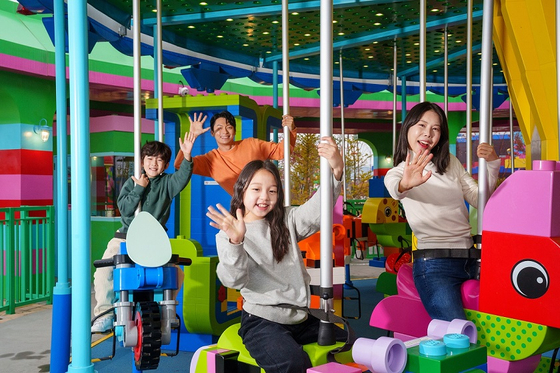 Parents and children enjoy Legoland Korea in Chuncheon, Gangwon. [LEGOLAND KOREA RESORT] 