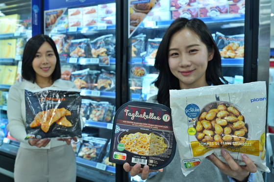 Models hold Picard frozen food products at Lotte Mart's Zettaplex Jamsil Store in southern Seoul. [LOTTE SHOPPING]