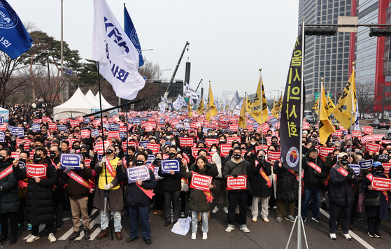 Protesters picket in Yeouido, western Seoul, on Sunday to oppose the governmental plan to increase the country's medical school enrollment quota by 2,000 slots. The demonstration was led by the Korean Medical Association. [YONHAP]