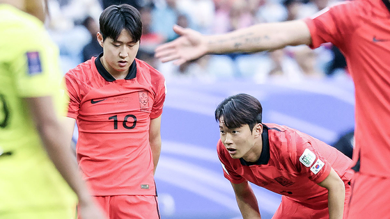 Kim Jin-su, right, and Lee Kang-in prepare for a free kick during Korea's match against Malaysia on Jan. 25 during the Asian Cup held in Qatar. [NEWS1]