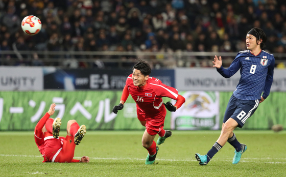 North Korea's Ri Yong-jik attempts a header at the 2017 East Asian Football Confederation (EAFF) E-1 Championship at Ajinomoto Stadium in Tokyo in December 2017. [YONHAP]