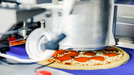 A Stellar Pizza robot makes a pizza. [HANWHA FOODTECH]