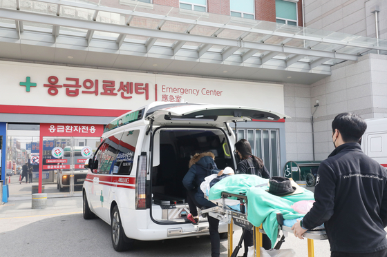 An emergency patient is transferred to an emergency room at Chonnam University Hospital in Gwangju on Monday morning. [NEWS1]