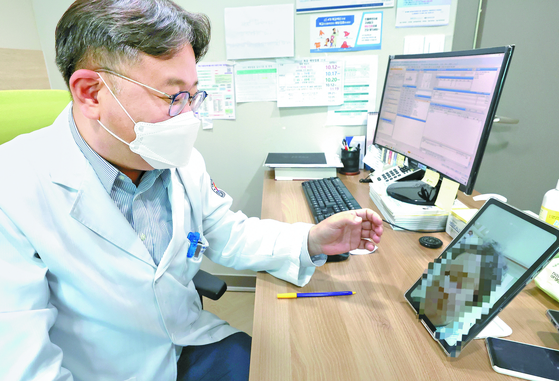 A physician demonstrates telemedicine service in Seoul on May 30, 2023. [YONHAP]