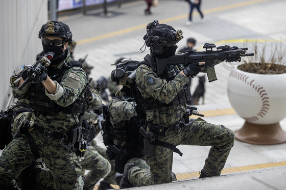 Troops from the Korean Army Special Warfare Command participate in a counterterrorism exercise at Gocheok Sky Dome in western Seoul on Tuesday. The drill, based on a scenario of armed terrorists taking hostages at the stadium, also involved personnel from the Seoul Metropolitan Police Agency's special operations unit. It is part of a series of on-field drills in the ongoing Freedom Shield exercise between South Korea and the United States, which began Monday for an 11-day run. It comes ahead of matches between the Los Angeles Dodgers and the San Diego Padres, the first Major League Baseball regular season games in Korea, to be held at the dome on March 20 and 21. [YONHAP]